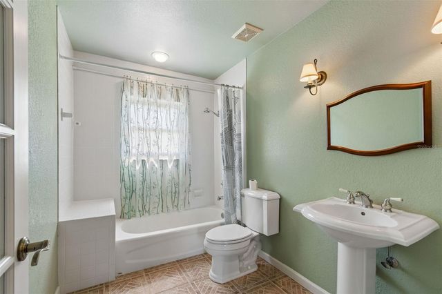 2863 60TH WAY N, St Petersburg, FL 33710