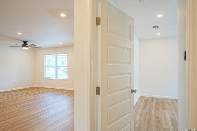 8022 HOBBLE ST, San Antonio, TX 78227