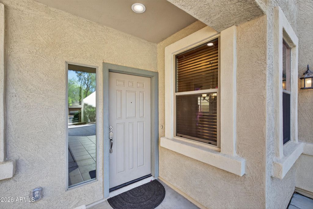 Image 3 of property listing at 2650 E BEAR CREEK Lane, Phoenix, AZ 85024