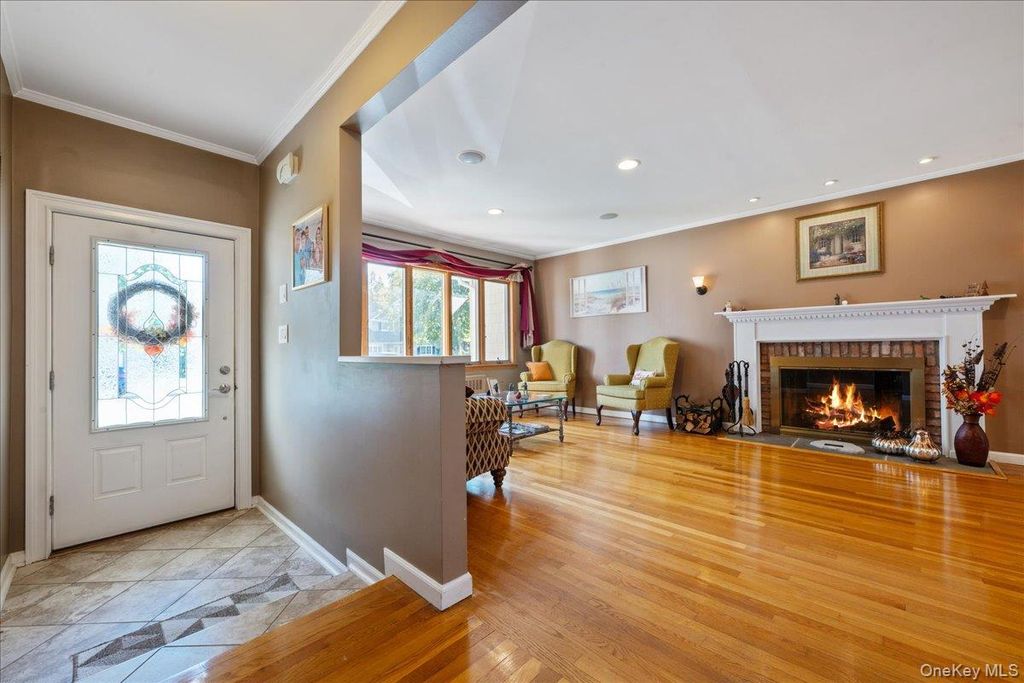 4 Lincoln Street, Garden City, NY 11530 — photo 2