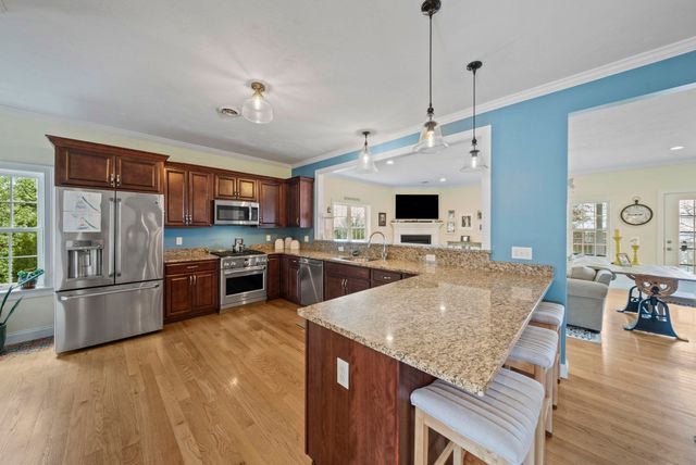 129 Bay Shore Dr, Plymouth, MA 02360