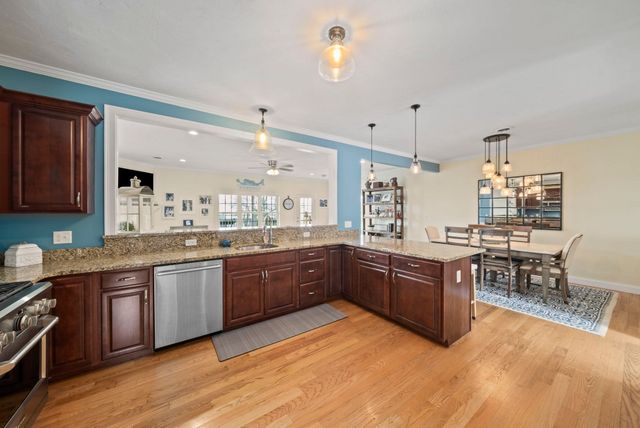 129 Bay Shore Dr, Plymouth, MA 02360