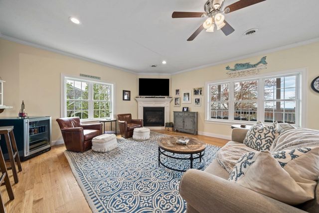 129 Bay Shore Dr, Plymouth, MA 02360