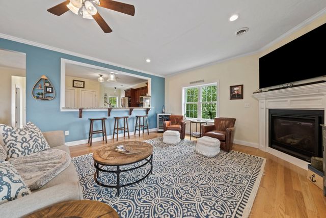 129 Bay Shore Dr, Plymouth, MA 02360