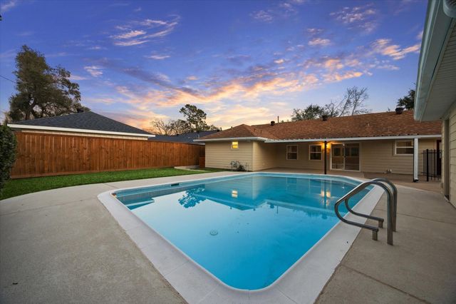 10422 Raritan Drive, Houston, TX 77043