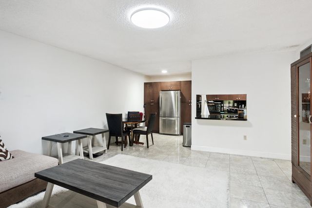1891 N 61st Avenue 206, Hollywood, FL 33024