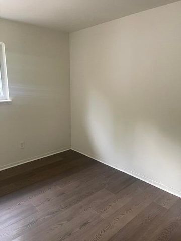 23484 Larkshire Street, Farmington Hills, MI 48336