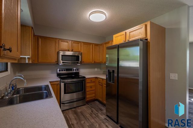1000 S Lakota Ave Avenue, Brandon, SD 57005