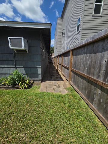 2306 Reinerman Street, Houston, TX 77007