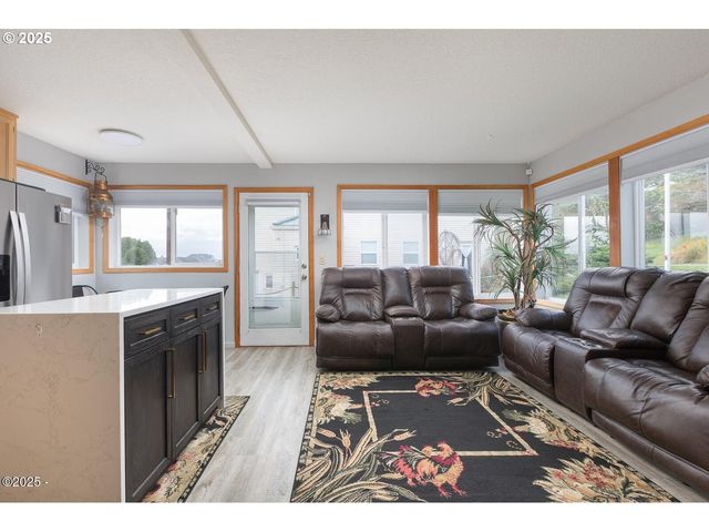 3461 Nw LEE Ave, Lincoln City, OR 97367