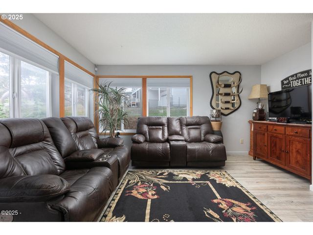 3461 Nw LEE Ave, Lincoln City, OR 97367