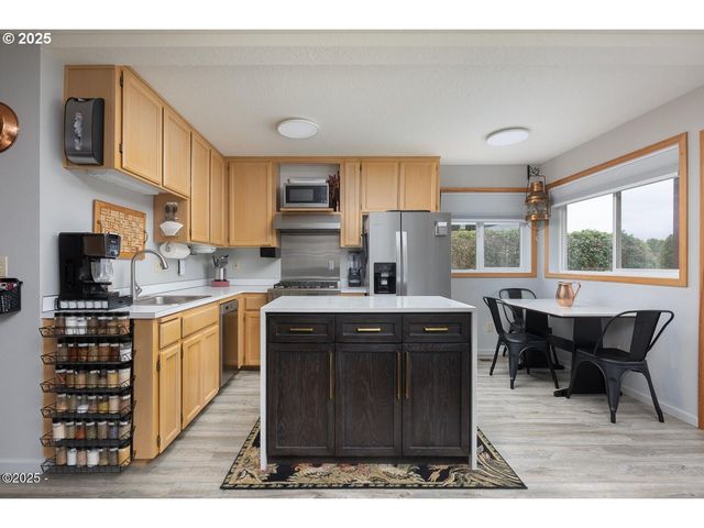 3461 Nw LEE Ave, Lincoln City, OR 97367