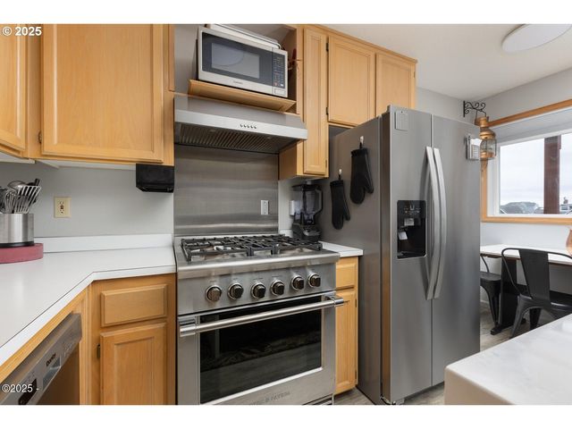 3461 Nw LEE Ave, Lincoln City, OR 97367