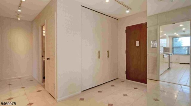 2 Claridge Dr. 1LE 1LE, Verona Twp., NJ 07044