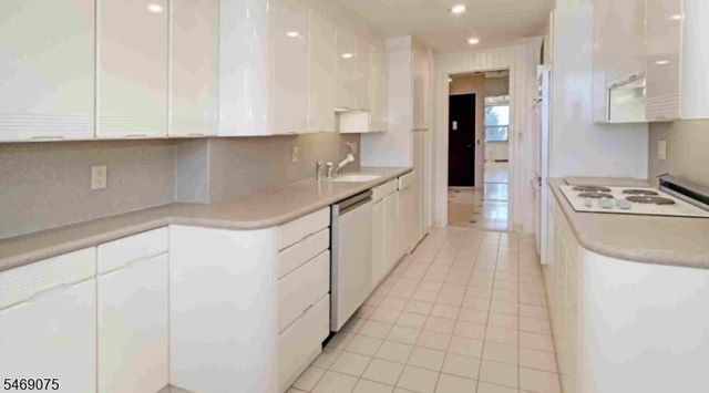 2 Claridge Dr. 1LE 1LE, Verona Twp., NJ 07044