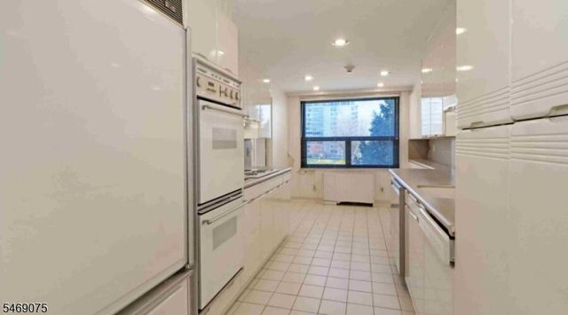 2 Claridge Dr. 1LE 1LE, Verona Twp., NJ 07044