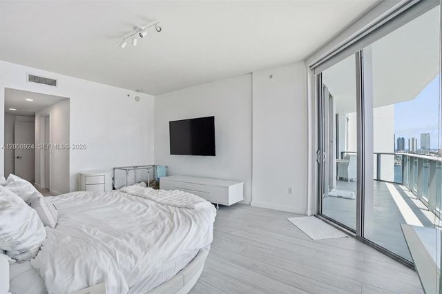 17301 Biscayne Boulevard 1905, North Miami Beach, FL 33160