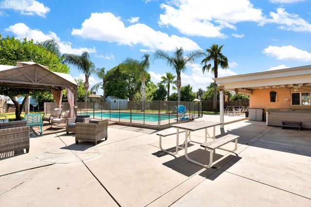 1758 Barstow Avenue, Clovis, CA 93611