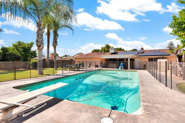 1758 Barstow Avenue, Clovis, CA 93611