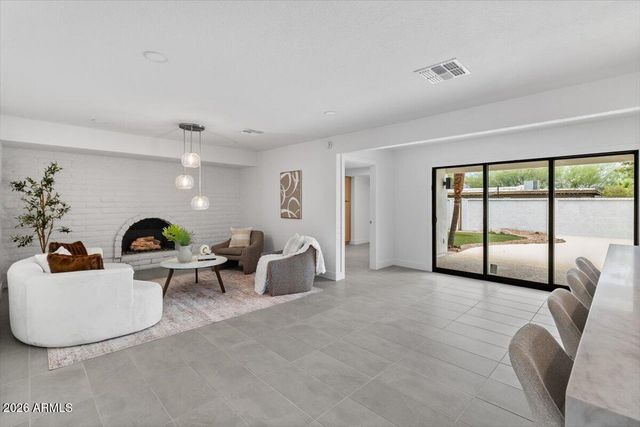 3926 E LAUREL Lane, Phoenix, AZ 85028