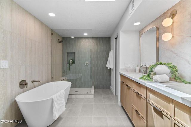 3926 E LAUREL Lane, Phoenix, AZ 85028