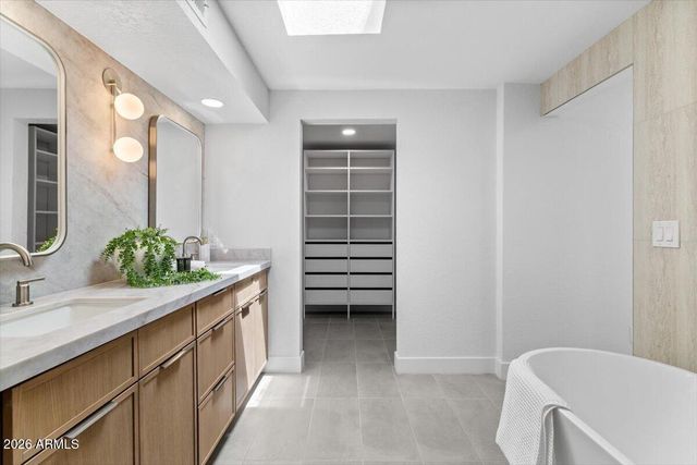 3926 E LAUREL Lane, Phoenix, AZ 85028