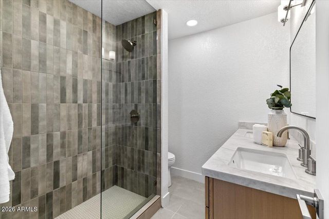 3926 E LAUREL Lane, Phoenix, AZ 85028