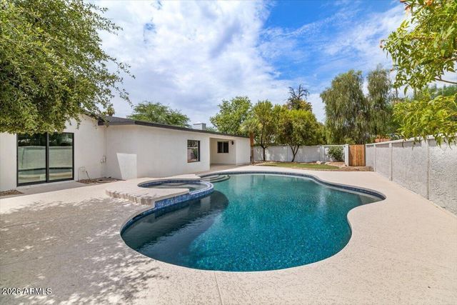 3926 E LAUREL Lane, Phoenix, AZ 85028