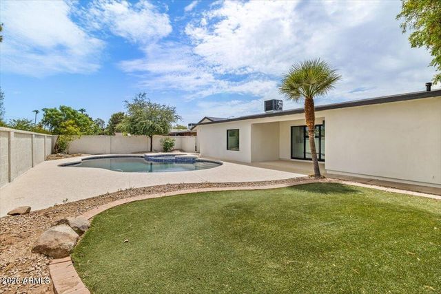 3926 E LAUREL Lane, Phoenix, AZ 85028