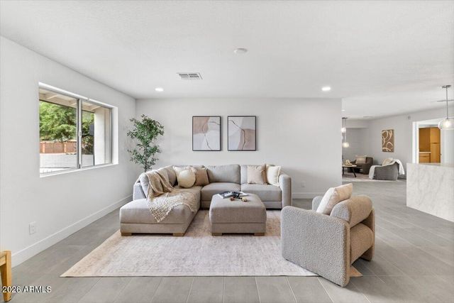 3926 E LAUREL Lane, Phoenix, AZ 85028