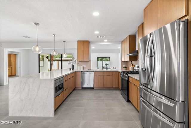 3926 E LAUREL Lane, Phoenix, AZ 85028