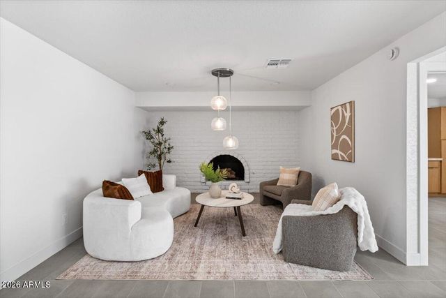 3926 E LAUREL Lane, Phoenix, AZ 85028