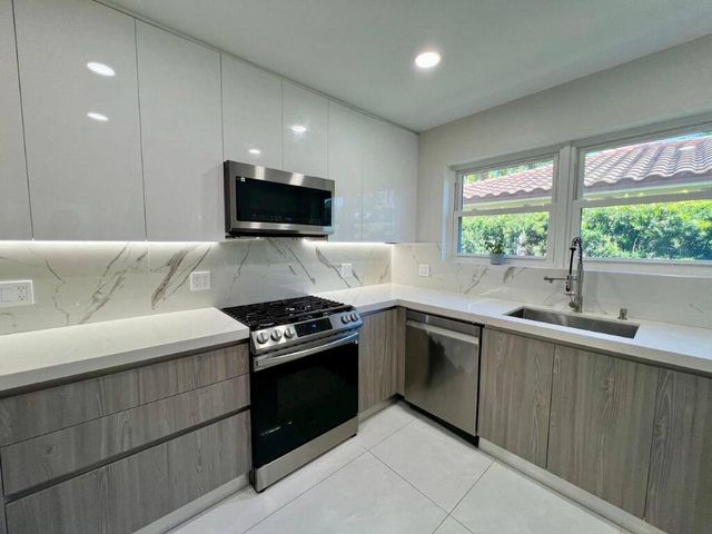 1042 Tyler Street, Hollywood, FL 33019