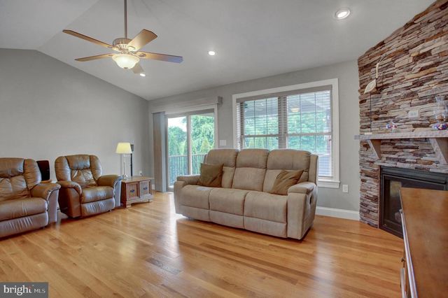 253 PIN OAK LN, Shippensburg, PA 17257