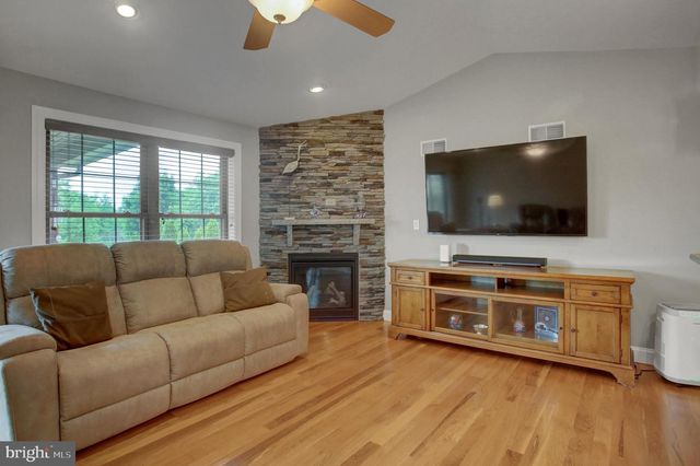253 PIN OAK LN, Shippensburg, PA 17257