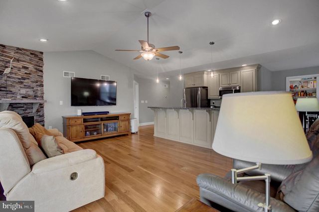 253 PIN OAK LN, Shippensburg, PA 17257