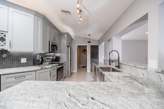 5 Rippling Place, Palm Coast, FL 32164