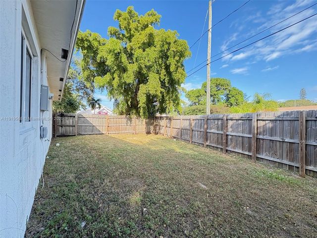 249 NW 8th Ave, Dania Beach, FL 33004