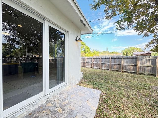 249 NW 8th Ave, Dania Beach, FL 33004