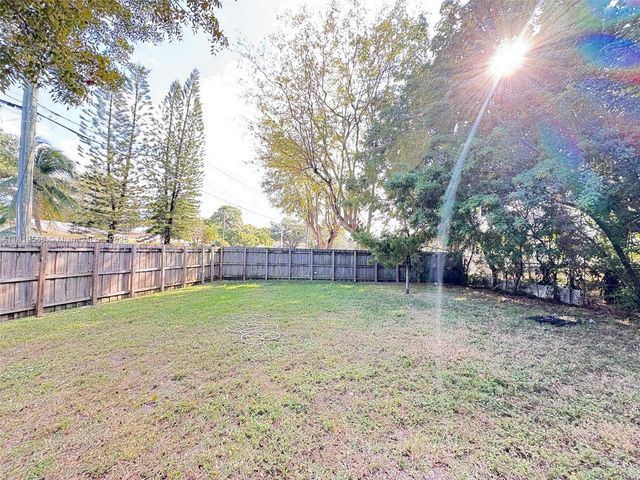 249 NW 8th Ave, Dania Beach, FL 33004