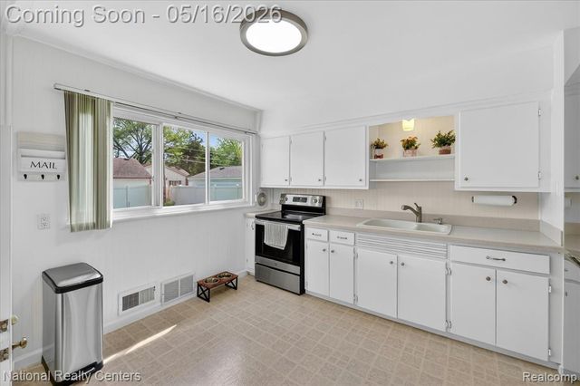 29911 Macintyre Street, Livonia, MI 48150