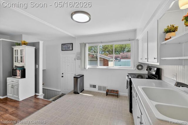 29911 Macintyre Street, Livonia, MI 48150