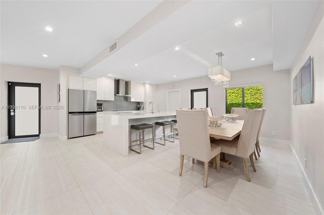 3141 N Bay Rd, Miami Beach, FL 33140