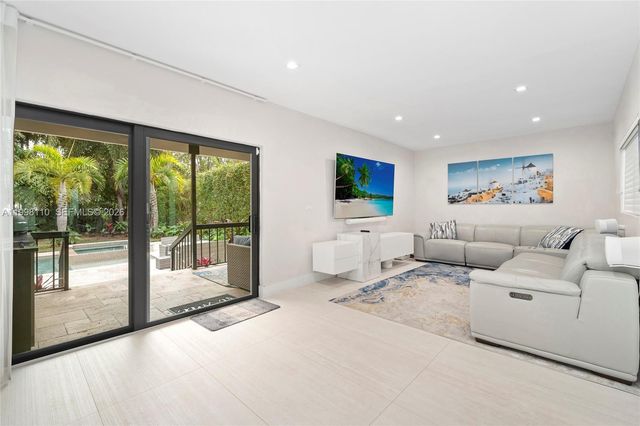 3141 N Bay Rd, Miami Beach, FL 33140