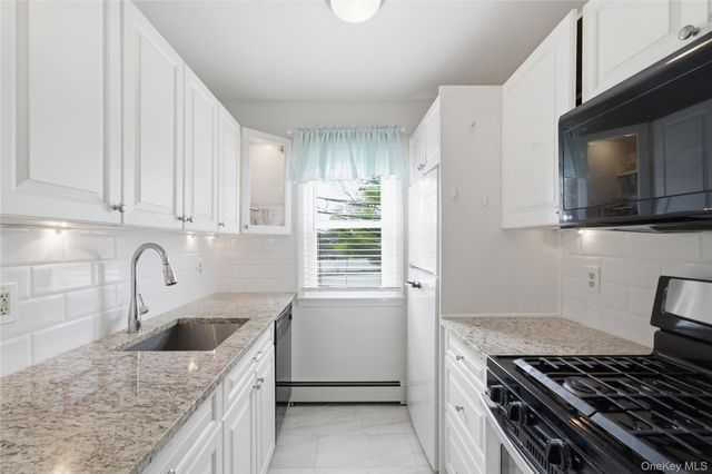 96 Finch Lane 2B, Islip, NY 11751