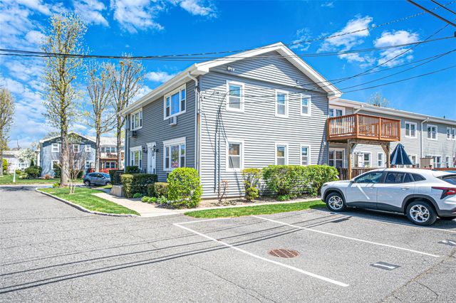 96 Finch Lane 2B, Islip, NY 11751