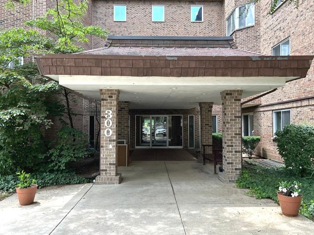 300 Roselle Road 419, Schaumburg, IL 60193