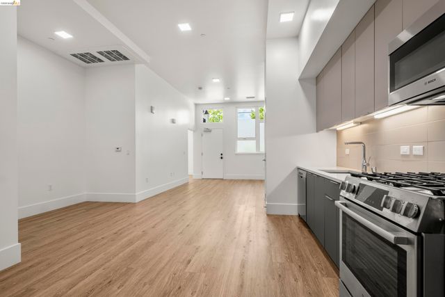 1545 32nd Street 111, Oakland, CA 94608