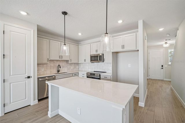 7584 DEER VALLEY CIRCLE, Tampa, FL 33635