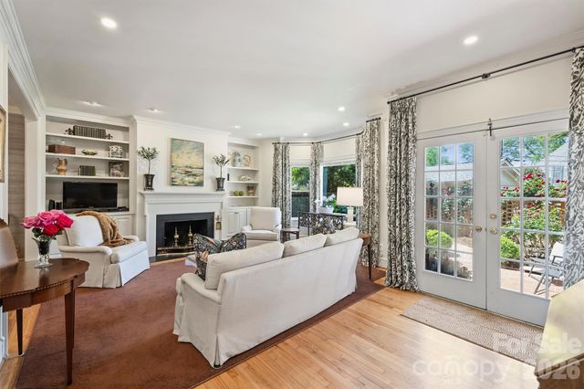 2320 Selwyn Avenue, Charlotte, NC 28207